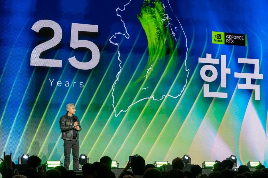 젠슨 황 엔비디아 CEO가 지포스 25주년 기념 행사에서 발언하는 모습 [사진=엔비디아]