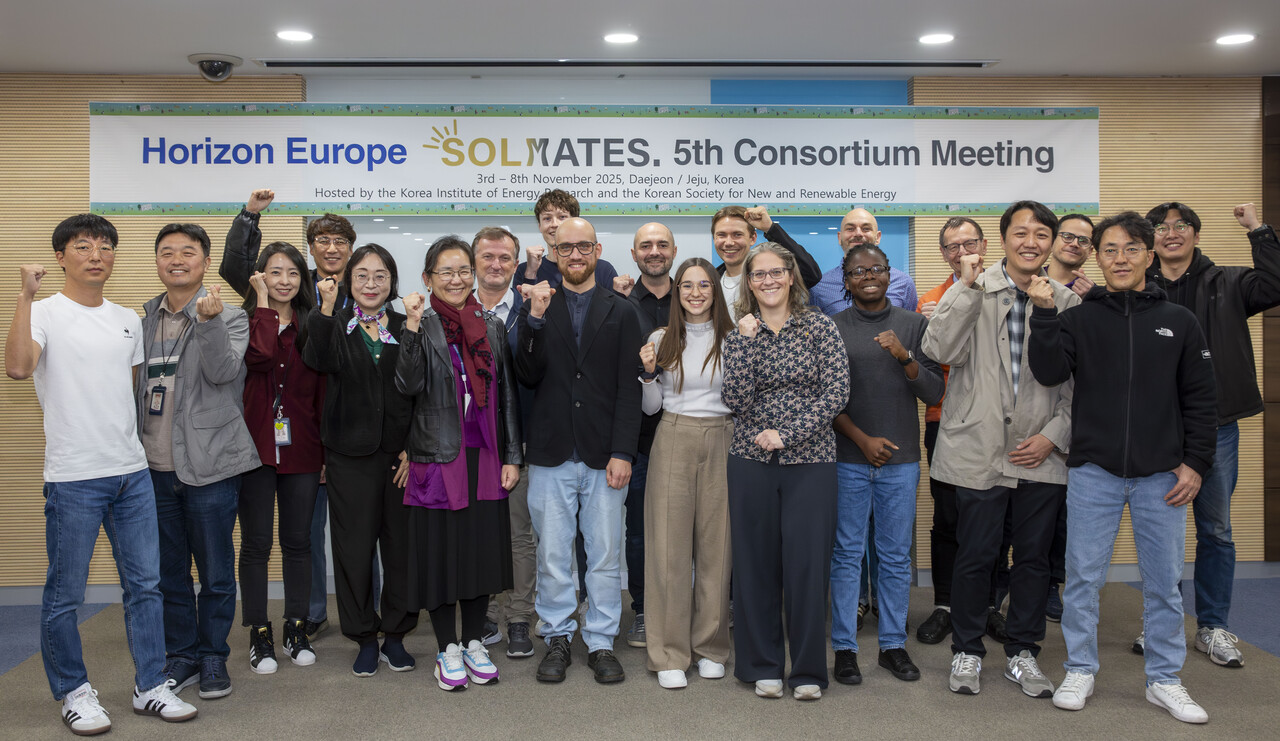 (왼쪽 두 번째부터) 에너지연 김기환 박사, 여섯 번째 곽지혜 단장, 아홉 번째 인스브루크 대학 바인베르거 박사, (오른쪽 네 번째) 에너지연 신동협 박사, 다섯번째 헬름홀츠 연구소 라우어만 박사 등 SOLMATES 구성원이 단체 기념촬영을 하고 있다. [제공=한국에너지기술연구원]