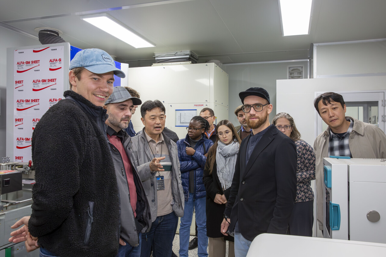 호라이즌 유럽 구성원이 한국에너지기술연구원의 태양광기업공동활용연구센터 시설을 둘러보고 있다. [제공=한국에너지기술연구원]