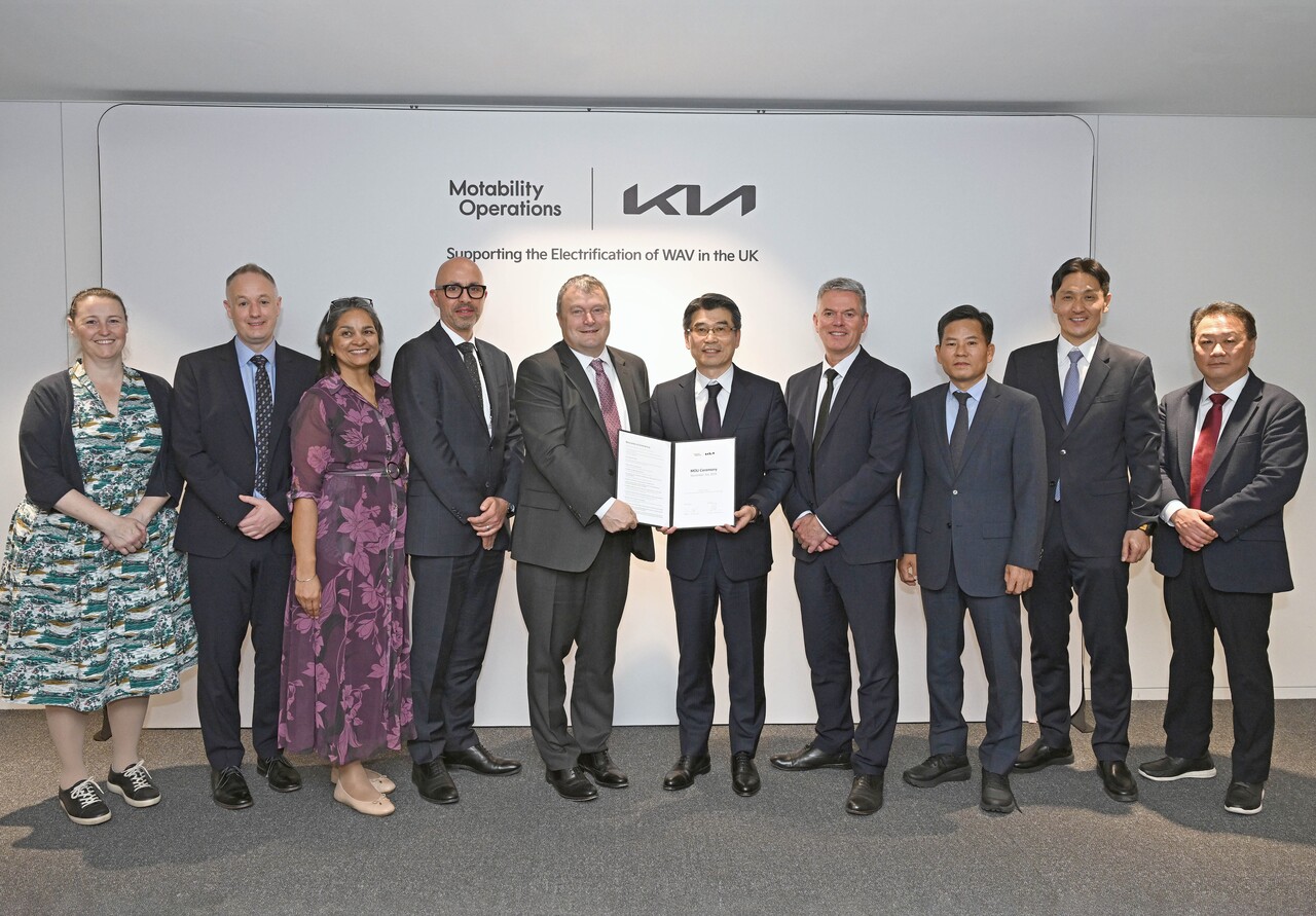  기아와 모타빌리티 관계자들이 기념 촬영을 하는 모습 [사진=기아]