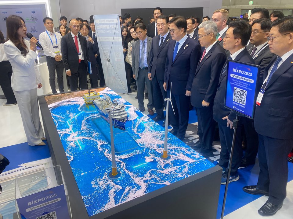 5일 열린 빅스포 2025 개막식에서 우원식 국회의장(오른쪽에서 네번째)과 행사를 주최한 김동철 한전 사장(오른쪽 세번째) 등 주요 귀빈들이 LS일렉트릭과 LS전선 부스를 둘러보고 있다.[사진=LS일렉트릭]