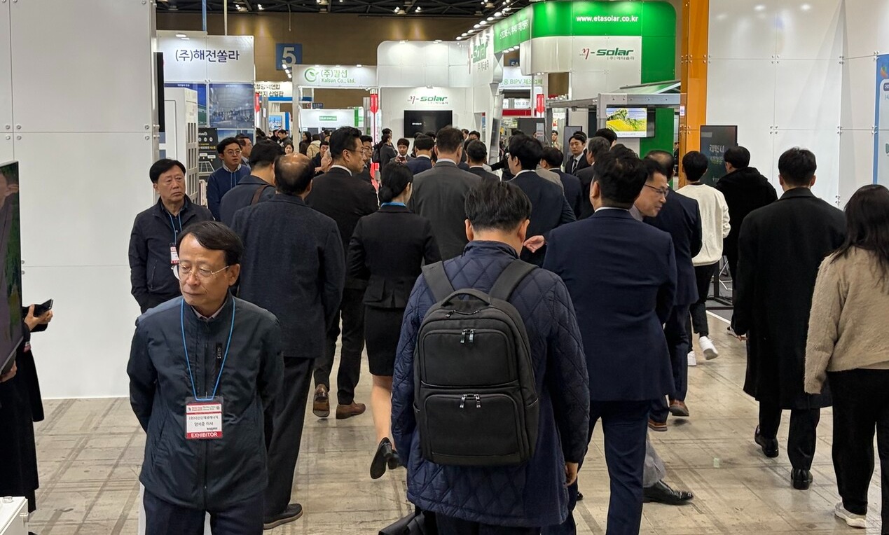 5일 경기도 고양 킨텍스에서 개최된 ‘솔라아시아·배터리아시아쇼 2025’에서 참관객들이 부스를 둘러 보고 있다.[사진=정재원 기자]
