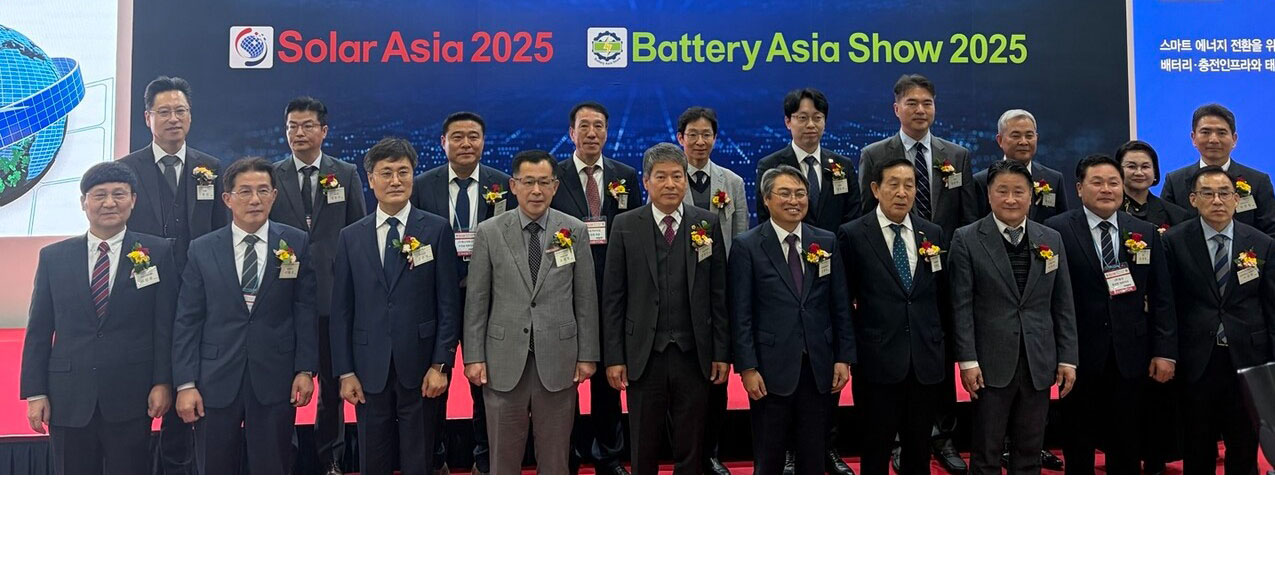 ‘솔라아시아·배터리아시아쇼 2025’에서 개막식 후 VIP들이 기념촬영을 하고 있다.[사진=정재원 기자]