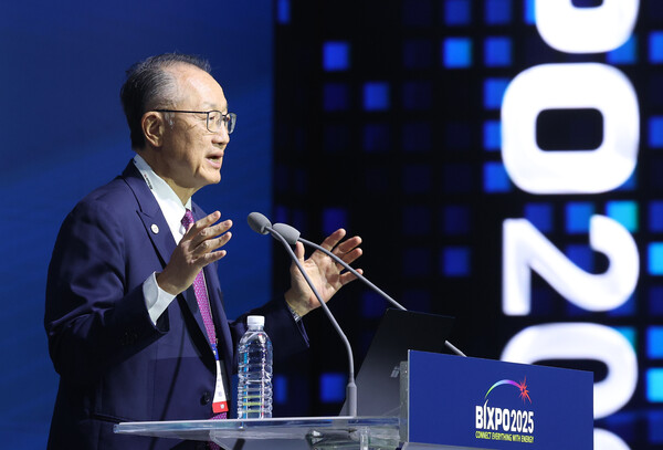 김용 전 세계은행 총재가 11월 5일 BIXPO 2025 개막식에서 기조연설하고 있다. [사진=한국전력]