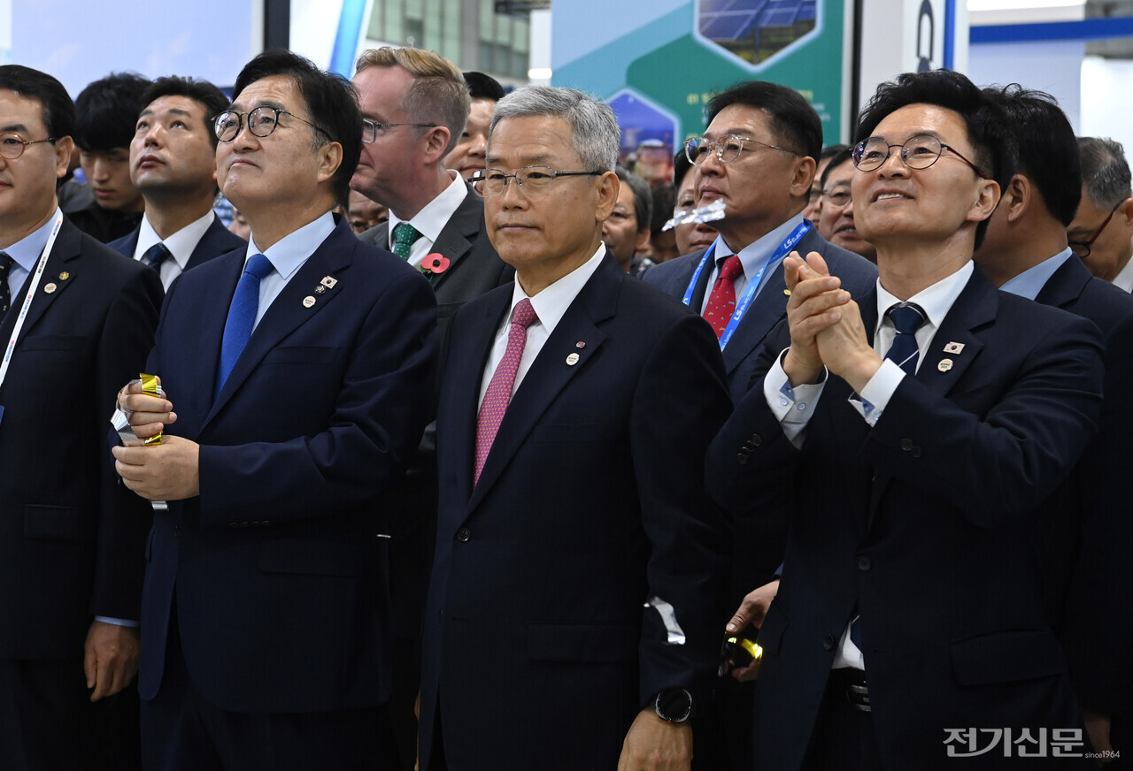 11월 5일 BIXPO 2025 신기술전시회를 관람하고 있는 우원식 국회의장, 김동철 한전 사장, 정진욱 국회의원. [사진=한국전력]