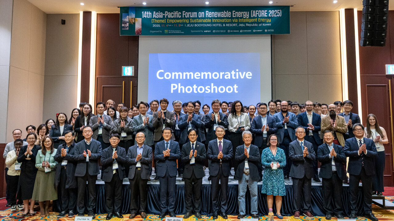 2025 한국신재생에너지학회 추계 학술대회(2025 AFORE)에 참석한 주요 학계 관계자들이 단체 기념촬영을 하고 있다. [사진=김진후 기자]