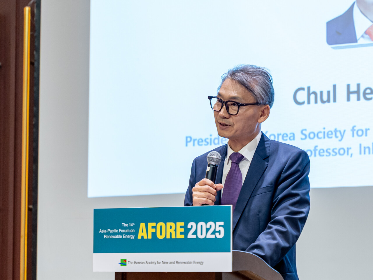 조철희 한국신재생에너지학회 회장이 추계 학술대회 개막을 알리고 있다. [사진=김진후 기자]
