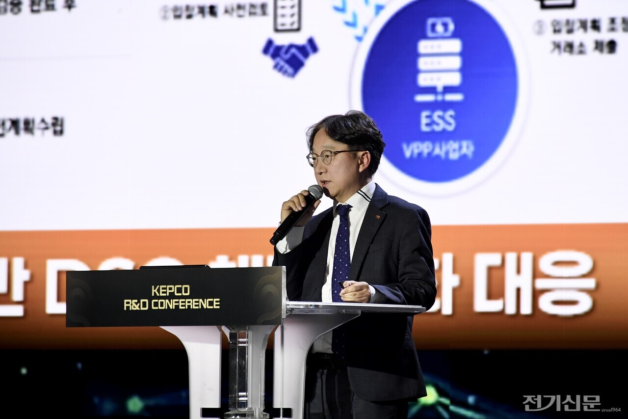 심은보 한전 전력연구원장이 BIXPO 2025 ‘KEPCO R&D 컨퍼런스’에서 비전발표를 하고 있다. [사진=한국전력]