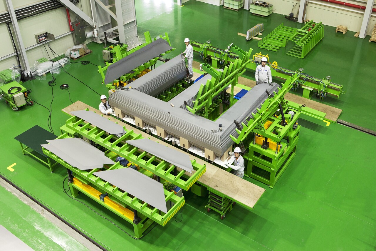 가동에 들어간 1년이 지난 일진전기 제2공장 내부에서 직원들이 초고압변압기 철심 공정을 진행하고 있다.[사진=일진전기]