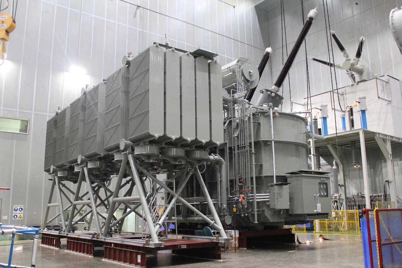 400kV 초고압변압기가 출하 전에 최종 시험을 받고 있다.[사진=일진전기]