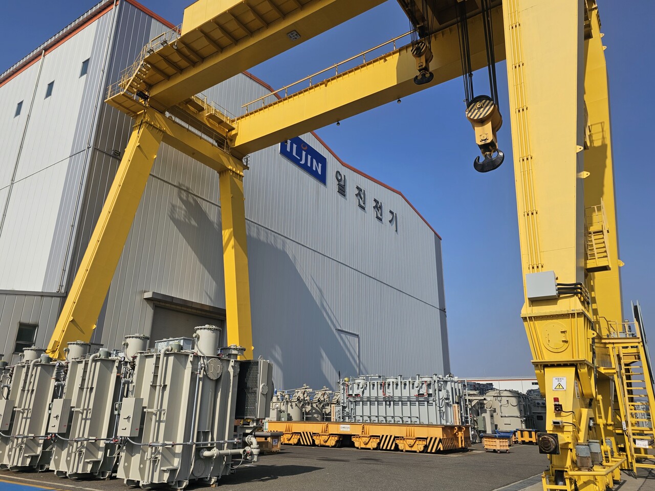 일진전기 제2공장 앞에 있는 초고압변압기들이 출하를 기다리고 있다.[사진=윤정일 기자]