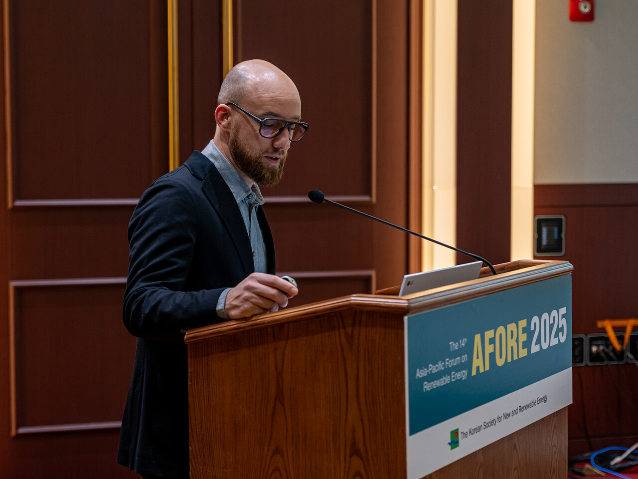 니콜라우스 바인베르거 오스트리아 인스브루크대 박사가 호라이즌 유럽의 솔메이츠(SolMates) 프로젝트 성과를 소개하고 있다. [사진=김진후 기자]