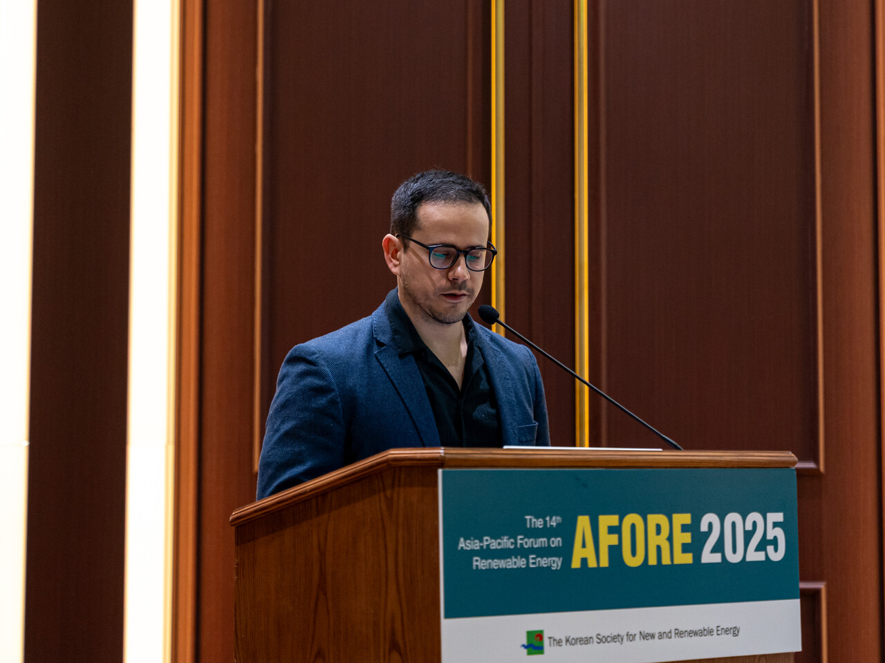 기예르모 파리아스 바술토 독일 헬름홀츠 베를린연구소(HZB) 박사가 페로브스카이트–CIGS 탠덤 소자 개발 현황을 발표하고 있다. [사진=김진후 기자]