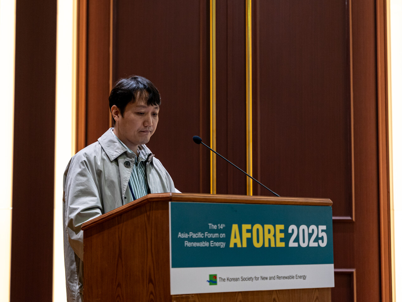 신동엽 한국에너지기술연구원 박사가 폴리이미드 기판 기반의 탠덤 전지 개발 현황을 공유하고 있다. [사진=김진후 기자]