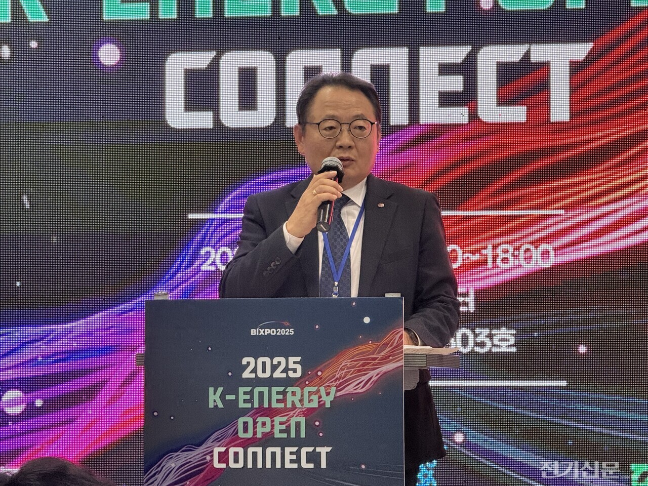 오창수 전남 나주 강소특구육성사업단장(한전 중소벤처사업실장)이  K-Energy Open Connect 2025 개회식에서 환영사하고 있다. [사진=오승지 기자]