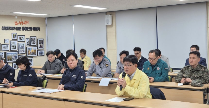 김성환(앞줄 오른쪽부터) 기후에너지환경부 장관과 김영훈 고용노동부 장관은 7일 오전 울산 화력발전소 붕괴사고 사고수습상황실(안전보건공단 울산지역본부)에서 중앙사고수습본부 2차 회의를 개최하고, 지난 밤 구조상황을 점검하고 조속한 매몰자 구조 및 기관별 지원방안 등을 논의하고 있다.[제공=기후에너지환경부]