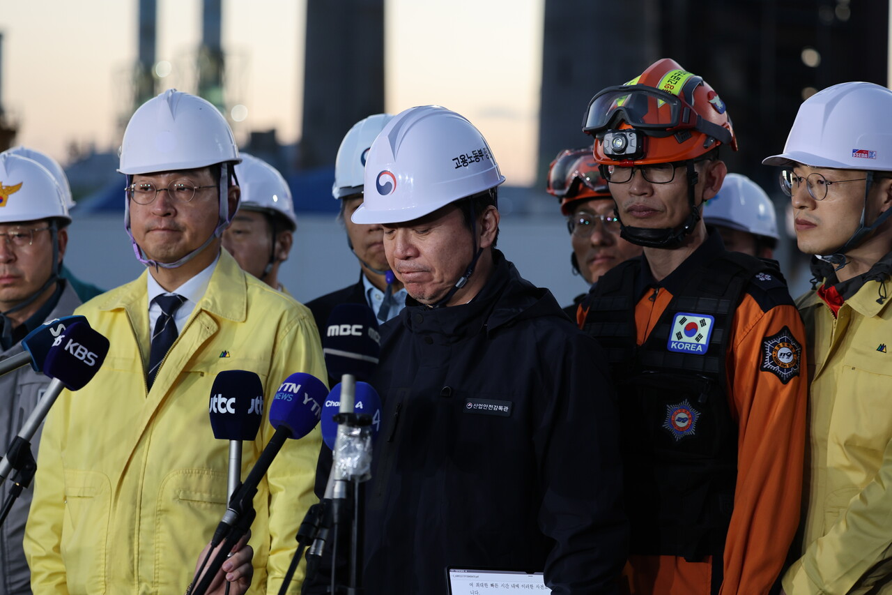 울산화력발전소 보일러 타워 붕괴 사고 나흘째인 9일 오후 김영훈 고용노동부 장관이 현장 브리핑에서 고개를 숙이고 있다. 지난 6일 발생한 이 사고로 매몰된 7명 중 3명의 시신이 수습됐다. 사망 추정 2명, 실종 2명이 아직 매몰돼 있다.[제공=연합뉴스]