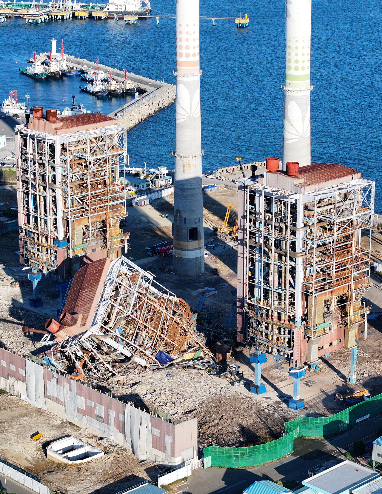 10일 오후 울산화력발전소 보일러 타워 붕괴 현장 모습. [제공=연합뉴스]