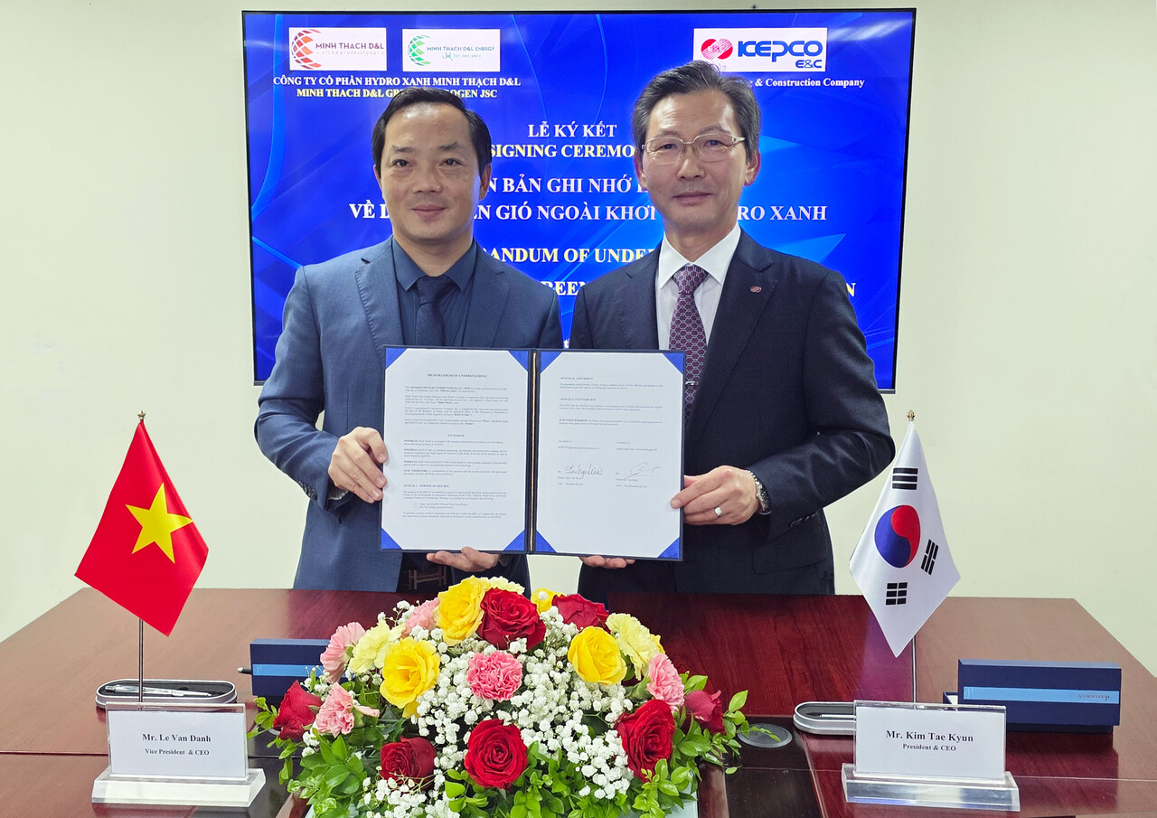 별첨. 지난 10일 한국전력기술이 베트남서 해상풍력‧그린수소 사업개발 협력 MOU를 체결했다(사진 오른쪽 한전기술 김태균 사장, 왼쪽 Minh Thach Group사 Le Van Danh 부사장 겸 대표이사)