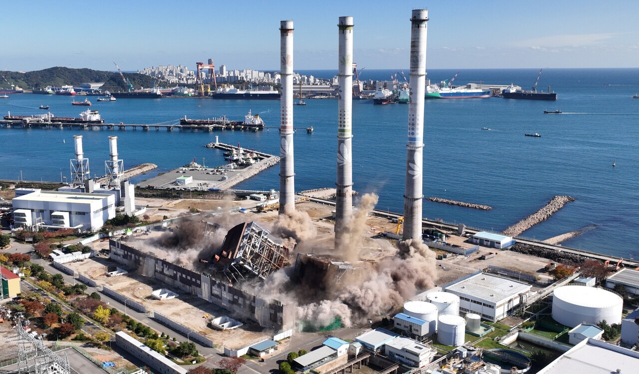 울산화력발전소 보일러 타워 붕괴 사고 엿새째인 11일 오전 발전소 보일러타워 4호기 6호기가 발파 해체 되고 있다. 소방당국은 발파 4호기 6호기 발파 직후 8개팀 70여명을 투입해 붕괴 사고가 난 5호기 주변으로 수색을 벌일 예정이다.[제공=연합뉴스]
