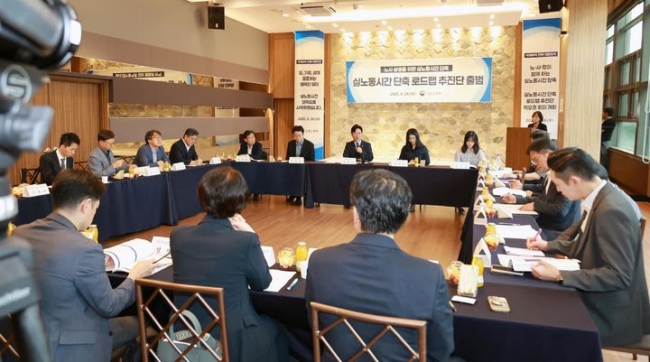 김영훈 고용노동부 장관이 지난 9월 24일 서울 중구 LW컨벤션 센터에서 열린 '실노동시간 단축 로드맵 추진단 킥오프 회의'에 참석해 발언하고 있다. [제공=고용노동부]