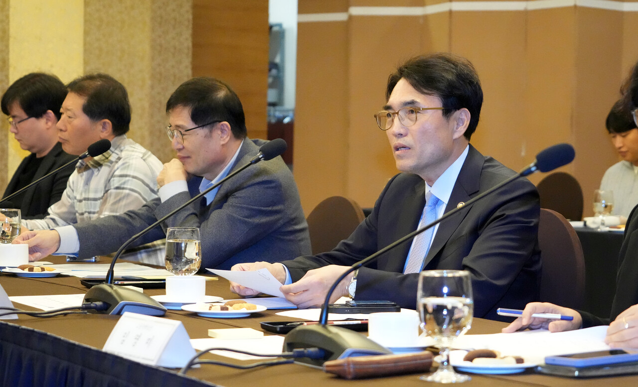 권창준 고용노동부 차관이 12일 서울 로얄호텔에서 고용보험 제도개선 TF 첫 회의를 주재하고 있다.[제공=고용노동부]