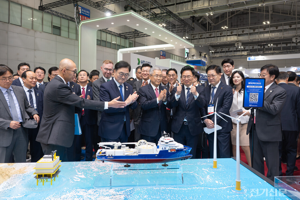 한국전력이 주최한 BIXPO 2025 전시관에서 주요 관계자들이 관람하고 있다. [사진=한국전력] 