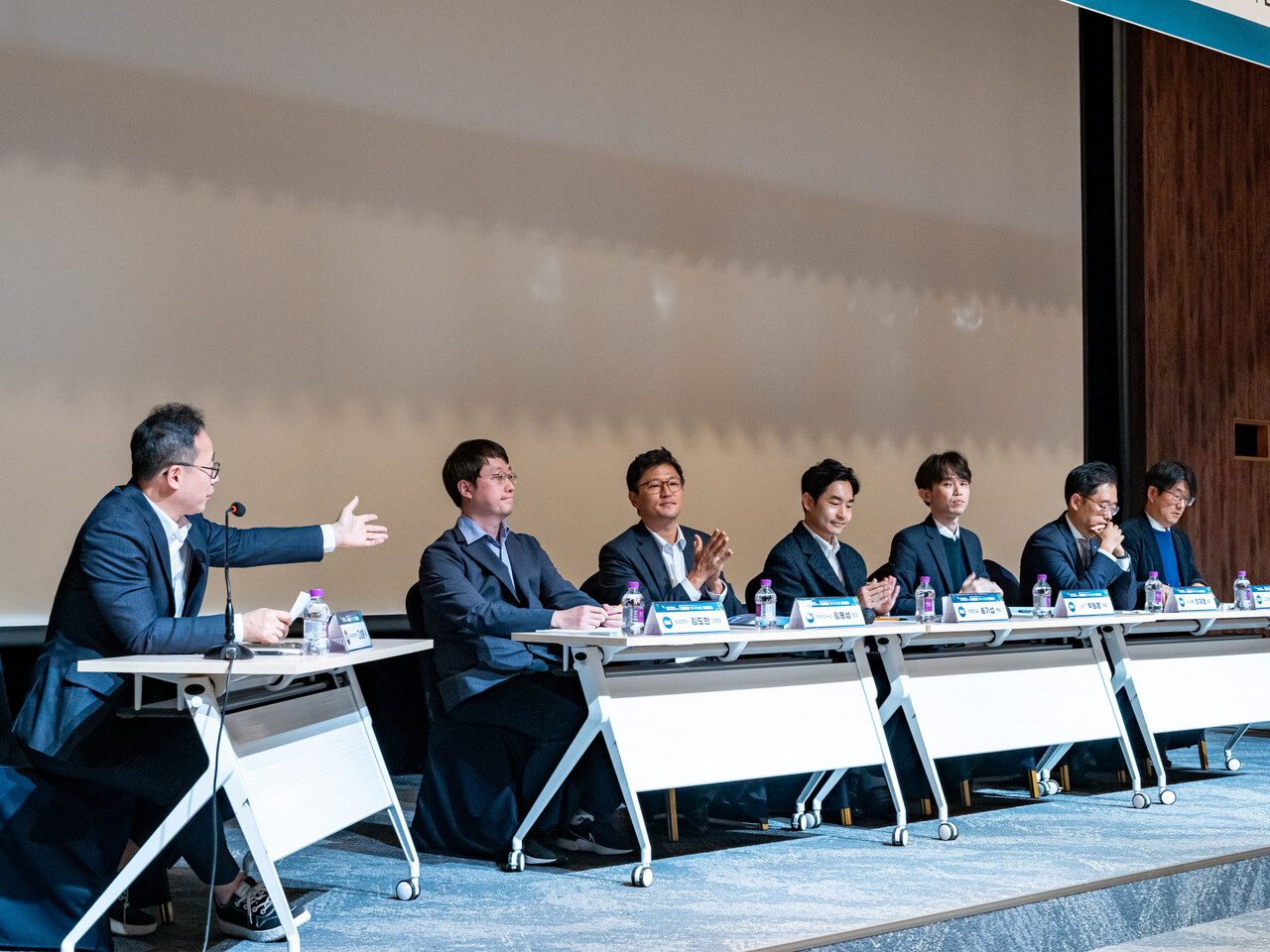 (왼쪽부터) 고성훈 한화신한테라와트아워, 김도한 삼성전자 파트장, 김용성 SK하이닉스 팀장, 송기섭 현대건설 책임, 박원영 L&F 팀장, 최재영 하나은행 팀장, 이해석 고려대학교 교수가 '2025 한국 RE100 컨퍼런스' 토론회에서 의견을 나누고 있다. [사진=김진후 기자]