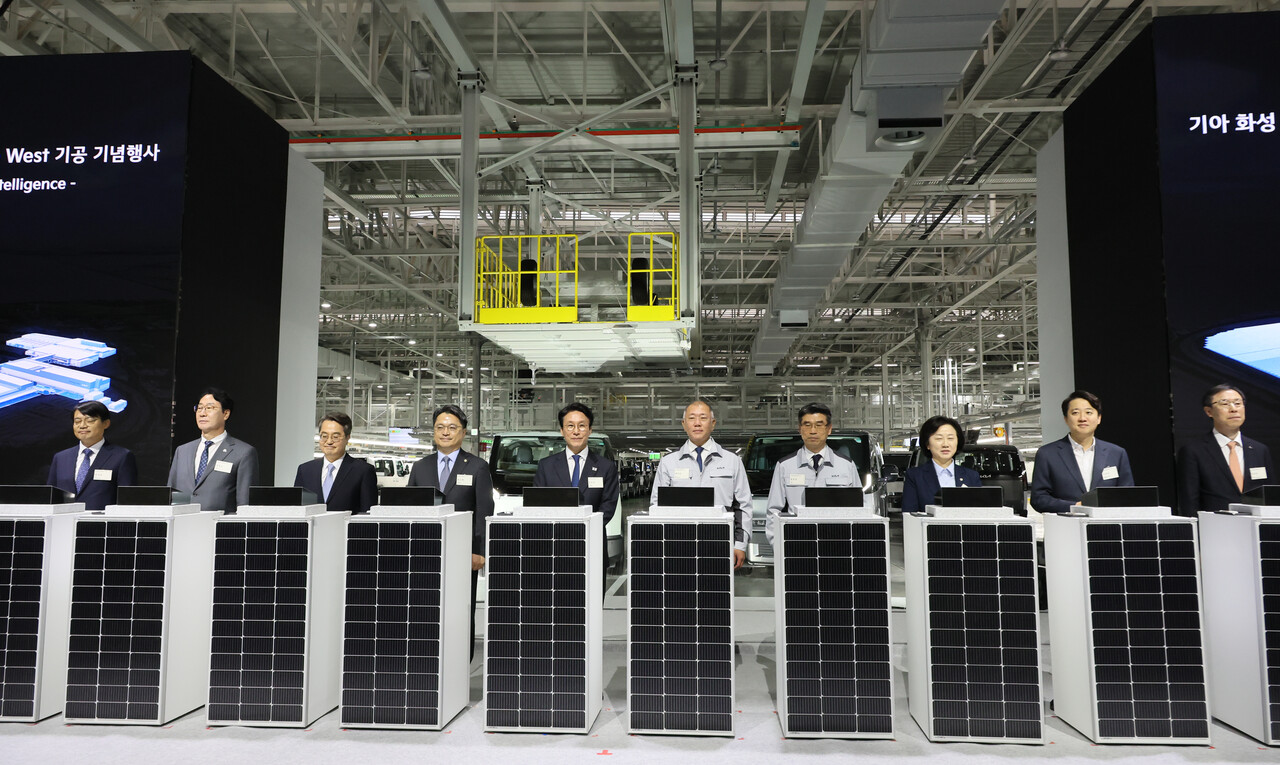 김민석 국무총리가 14일 경기도 화성시 우정읍 기아오토랜드 화성에서 열린 기아 화성 EVO 플랜트 East 준공ㆍWest 기공 기념행사에서 정의선 현대차그룹 회장, 송호성 기아 사장 등과 함께 기공식 세리머니를 하며 기념촬영하고 있다.[제공=연합뉴스]