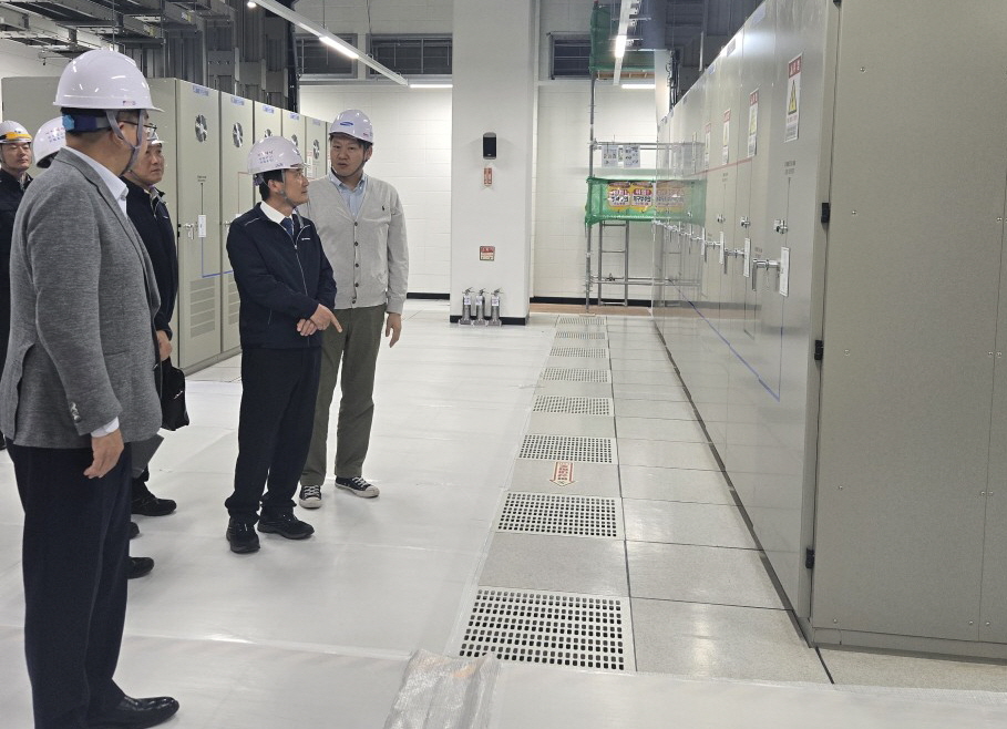 12일 서울 마포구 상암데이터센터에서 진행된 UPS 점검에서 남화영 전기안전공사 사장(오른쪽 2번째)과 김태현 삼성SDS 그룹장이 대화를 나누고 있다. [제공= 전기안전공사]