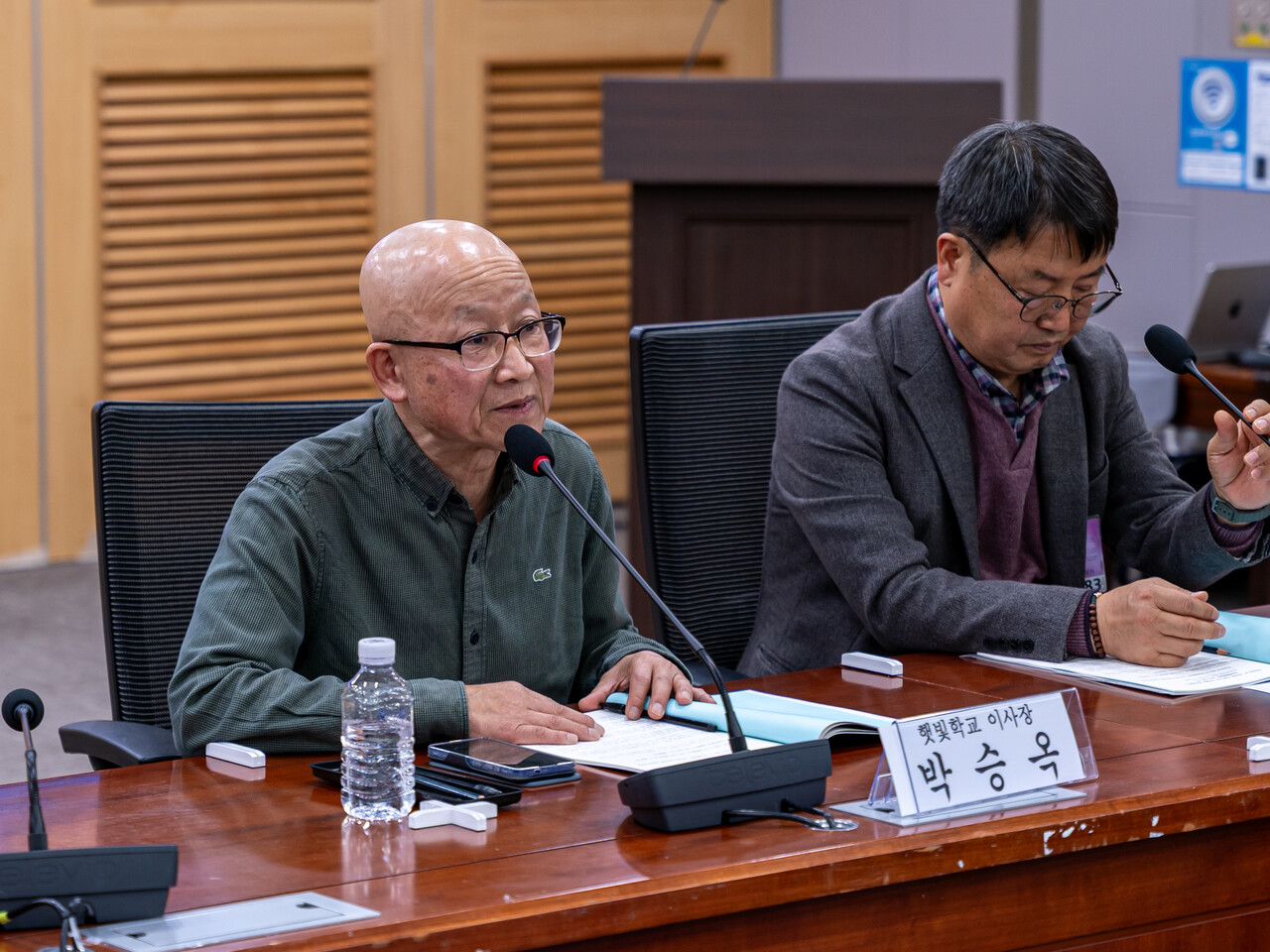 박승옥 햇빛학교 이사장(왼쪽, 전국햇빛나눔 영농형태양광 사회적협동조합연합회 창립준비위원장)이 발표하고 있다. [사진=김진후 기자]