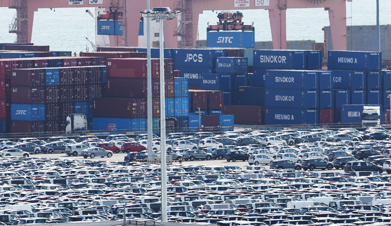 경기도 평택항에 수출 대기 중인 자동차 뒤로 컨테이너가 쌓여 있는 모습. [사진=연합뉴스]