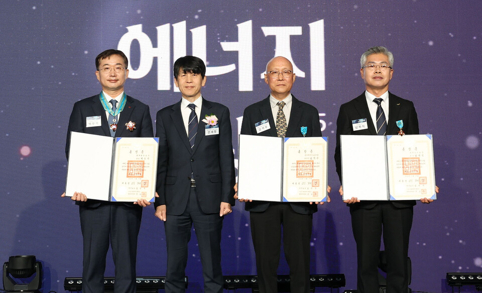 (왼쪽부터)백우기 한국전력공사 본부장(은탑산업훈장), 안세창 기후에너지환경부 기후에너지정책실장, 김석우 한국에너지기술연구원 전문연구위원(철탑산업훈장), 남차식 부산도시공사 처장(석탄산업훈장)이 '2025 한국에너지대상'에서 단체 기념촬영을 하고 있다. [제공=한국에너지공단]