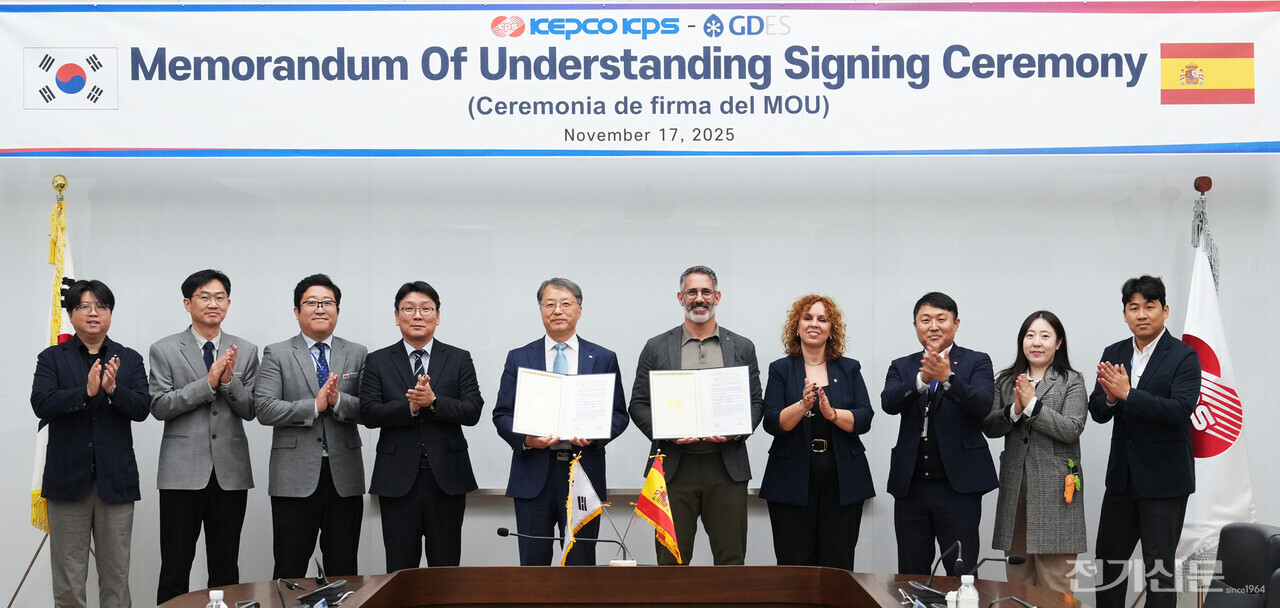 한전KPS 원전사업본부장 전호광 부사장(가운데 왼쪽)과 GDES Héctor Dominguis 사장(가운데 오른쪽)을 비롯한 임직원이 전남 나주 한전KPS 본사에서 MOU 체결 뒤 기념촬영을 하고 있다. [사진=한전KPS]