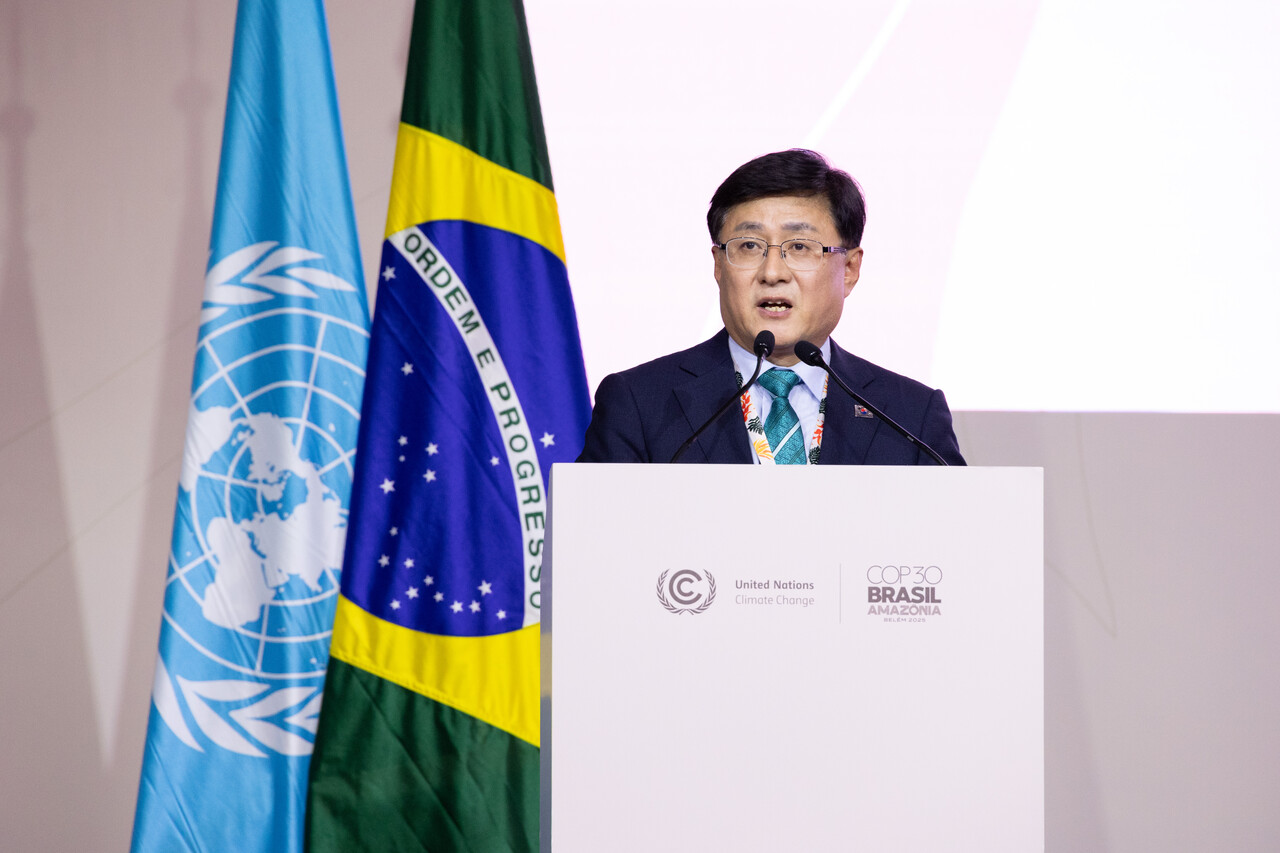김성환 기후에너지환경부 장관이 브라질 벨렝에서 열리고 있는 제30차 유엔기후변화협약 당사국총회(COP30)에 참석해 2035 NDC 목표에 대해 고위급 국가발언을 하고 있다. [사진=기후부]