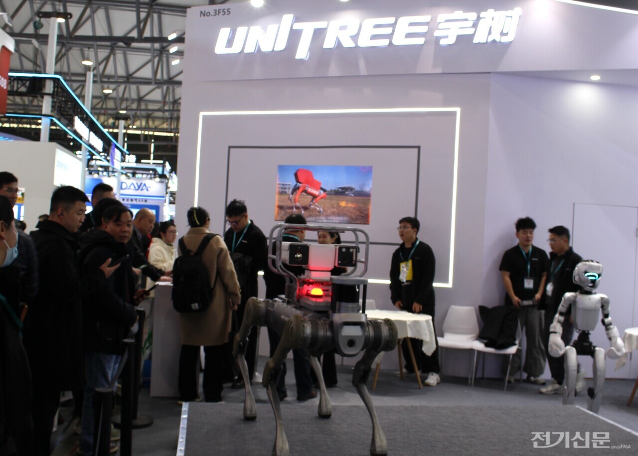 유니트리 부스에서 휴머노이드와 사족보행 로봇이 시연을 진행하고 있다.[사진=차기영 기자]