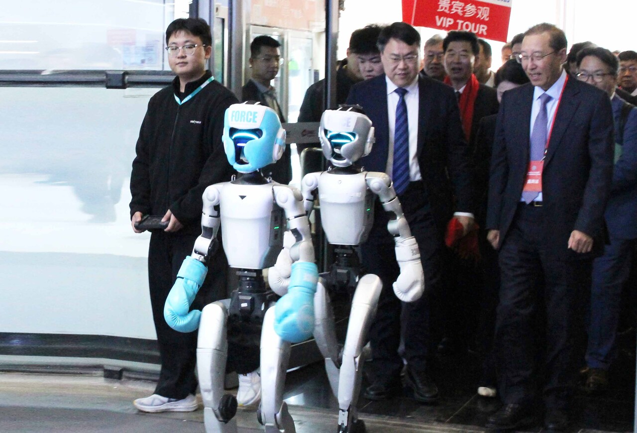 18일 상하이 신국제엑스포센터에서 열린 EP 국제전력전에서 유니트리의 휴머노이드 로봇이 관람객을 안내하고 있다.[사진=차기영 기자]