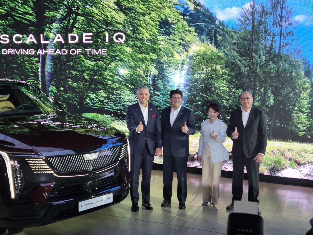 캐딜락 에스컬레이드 IQ와 GM 한국사업장 경영진들이 기념 사진을 촬영하고 있다. (왼쪽부터) 헥터 비자레알 한국사업장 사장, 존 로스 캐딜락 부사장, 윤명옥 한국사업장 전무, 구스타보 콜로시 한국사업장 부사장 [사진=김재웅기자]