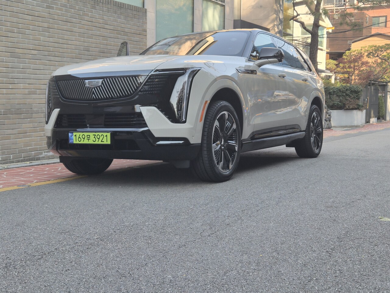 도로에 서있는 에스컬레이드 IQ [사진=김재웅기자]