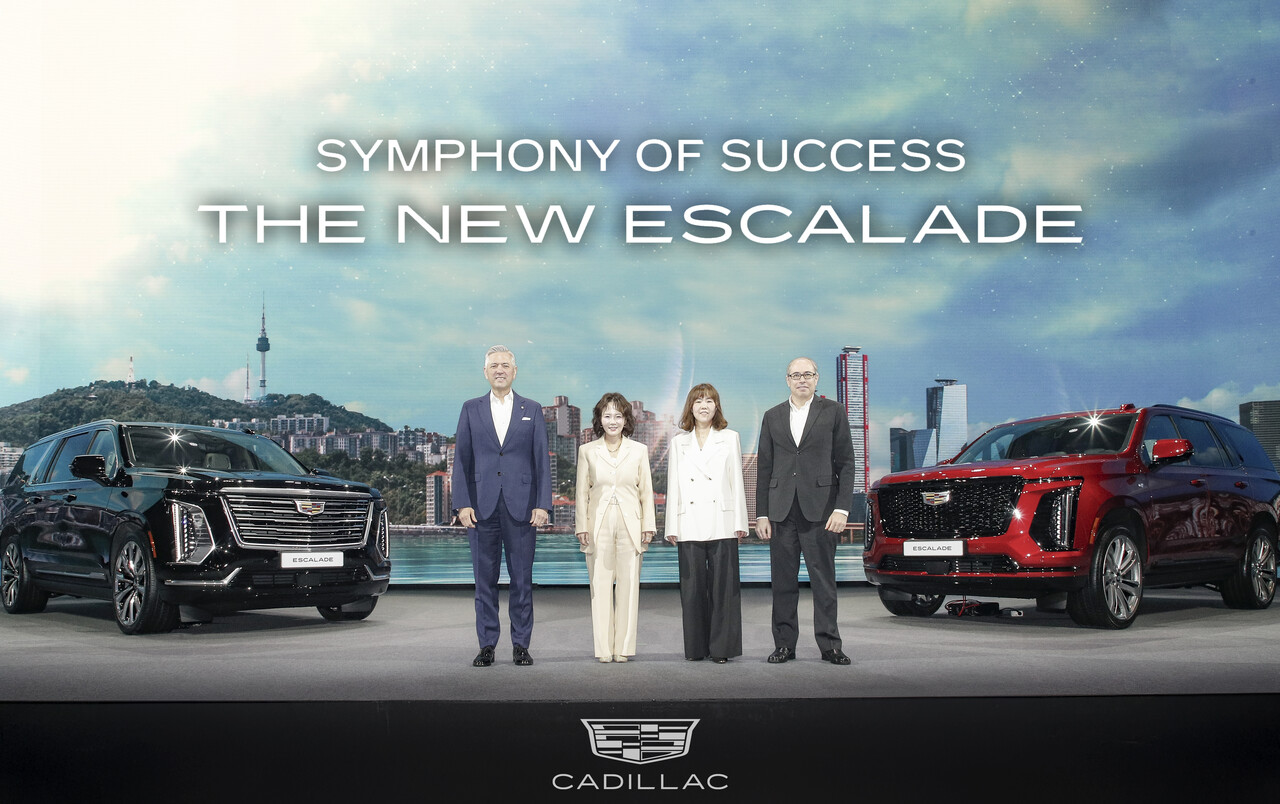 GM 한국사업장은 올 초 캐딜락 신형을 하루만에 완판하며 프리미엄 모델 가능성을 확인했다. (왼쪽부터) GM 한국사업장 사장 헥터 비자레알, GM 한국사업장 커뮤니케이션 총괄 겸 최고마케팅 책임자 윤명옥 전무, GM 한국사업장 애프터 세일즈 서비스 부문 최은영 상무, GM 한국사업장 영업·마케팅 부사장 구스타보 콜로시 [사진=GM 한국사업장]