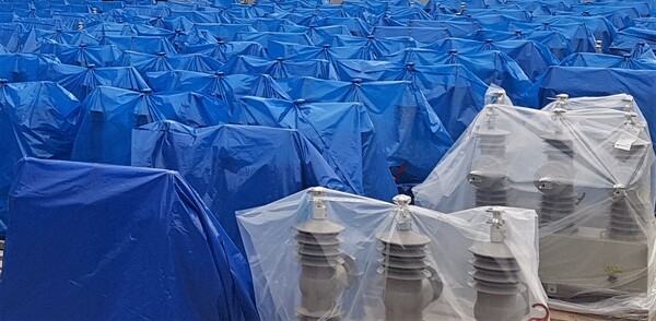 한 개폐기업체의 야적장에 출하를 앞둔 제품들이 쌓여 있다.(사진은 기사의 특정 사실과 관련 없음.) [사진=전기신문DB] 