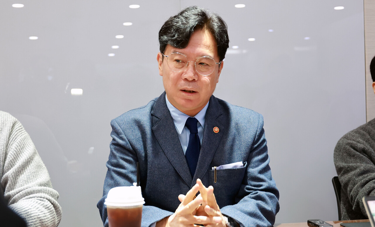 김영훈 고용노동부 장관이 20일 정부세종청사 기자실에서 진행된 차담회에서 노동현안을 설명하고 있다. [제공=고용노동부]