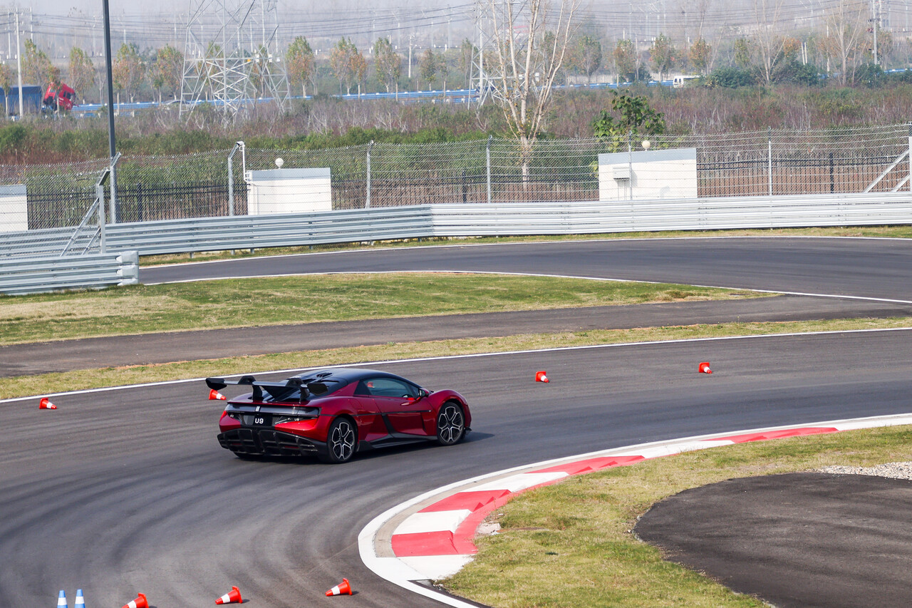 양왕 U9 주행 모습 [사진=BYD]