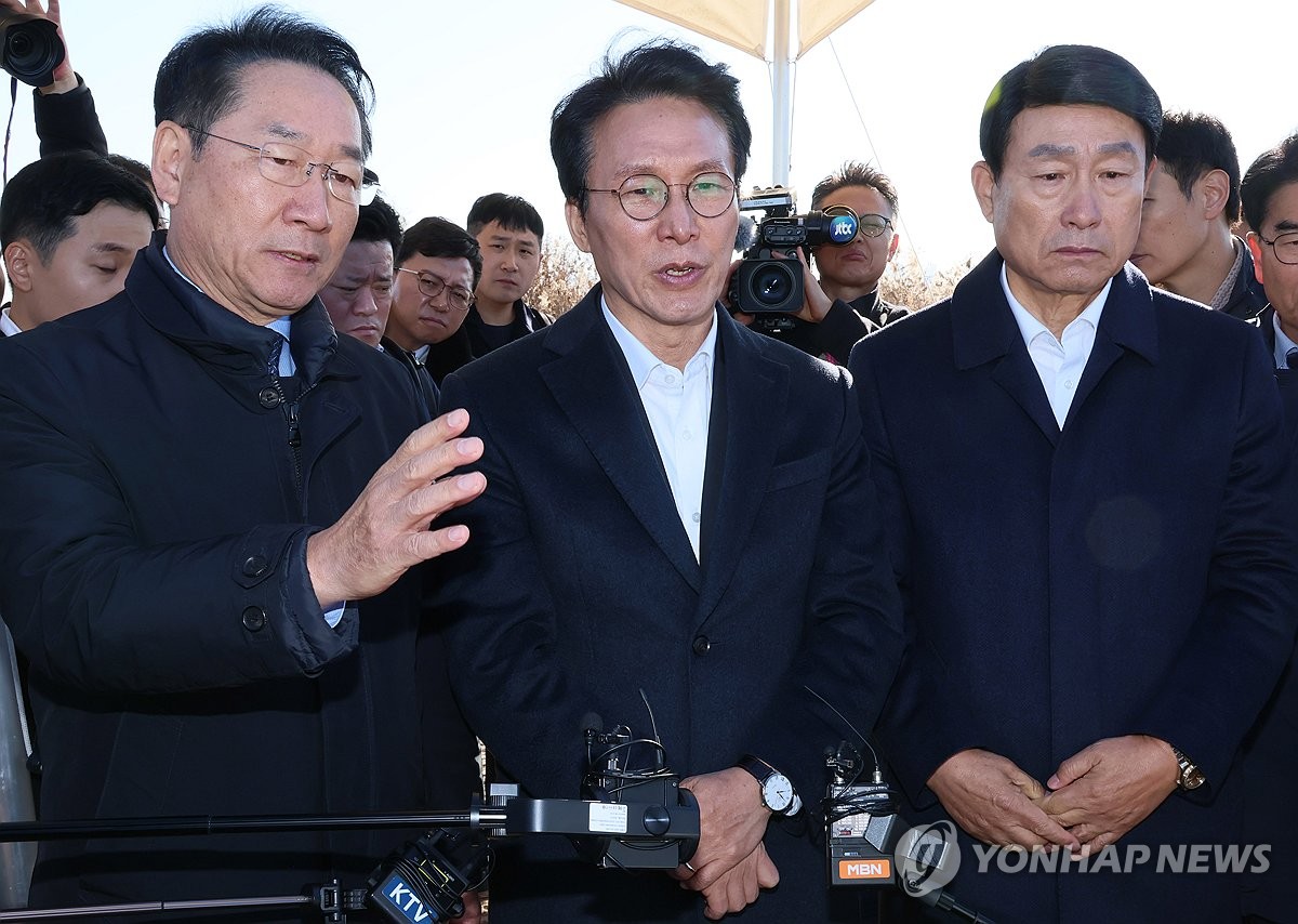 김민석 국무총리(중간)가 21일 인천 서구 수도권매립지를 방문, 3-1매립장 위생매립 현황 및 2매립장 상부공간 활용대책에 대해 브리핑을 받으며 유정복 인천시장(왼쪽)과 대화하고 있다. [사진=연합뉴스]