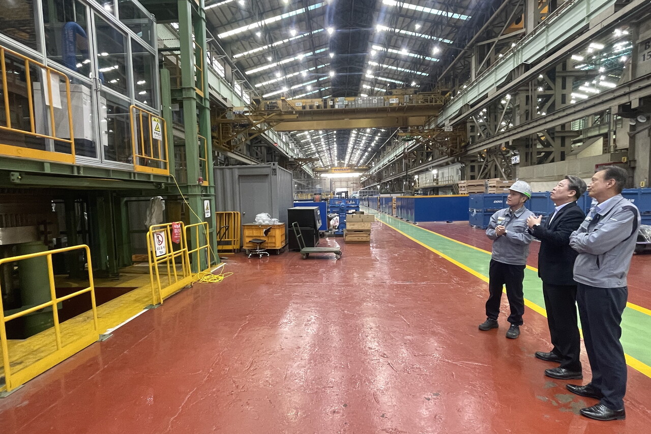 박영철 남부발전 기획관리부사장(가운데)이 21일 두산에너빌리티 관계자와 함께 현장을 살펴보고 있다. [사진=남부발전]