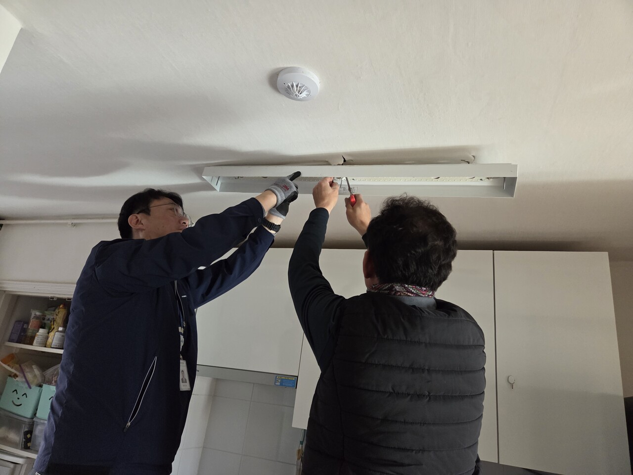 서울중부회와 전기안전공사 서울북부지사가 함께 취약계층을 위한 봉사활동을 전개했다. [사진=서울중부회]