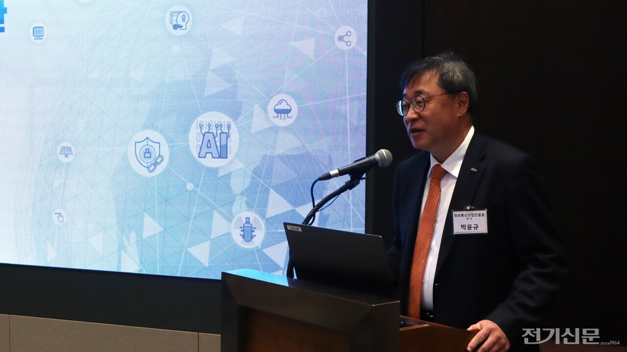 박윤규 정보통신산업진흥원 원장이 기조강연을 하고 있다.[사진=윤대원 기자]