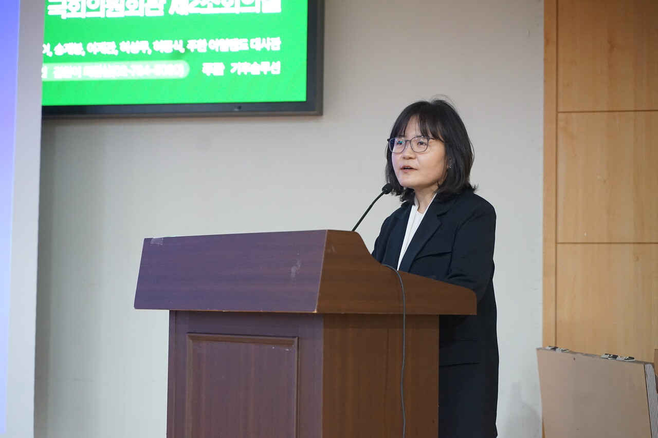 백옥선 부산대 법학전문대학원 교수가 ‘해상풍력 특별법령(안)의 주요 방향과 법체계 전환기 법적용의 쟁점’을 주제로 발표하고 있다. [사진=안상민 기자]