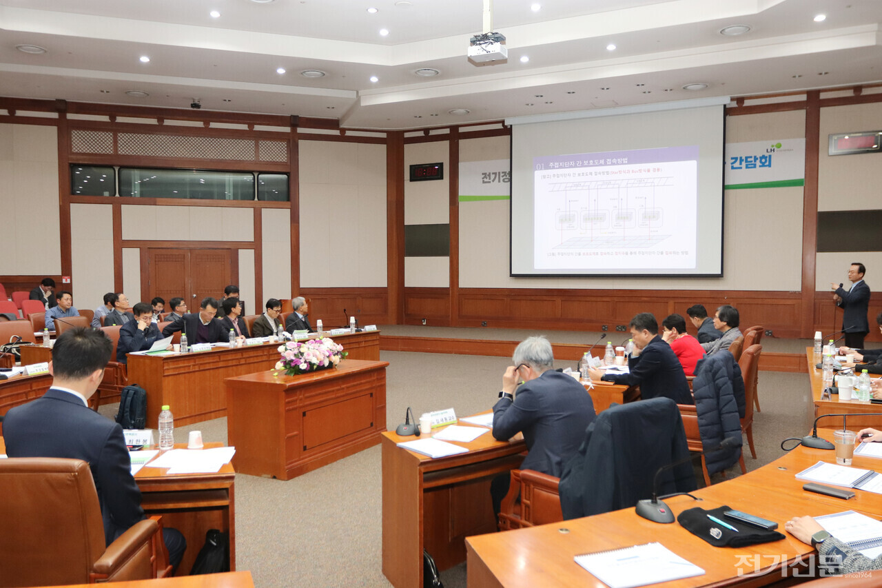 신석하 엠알솔루텍 부사장이 ‘주접지단자 간 보호도체 접속방법 개선’을 주제로 발표하고 있다. [사진=박윤 기자]