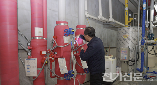 소방안전관리자가 건물 내 소방설비를 점검하고 있다. 협회는 이처럼 현장 중심의 실무 교육과 경력 인증 제도를 통해 소방안전관리자의 전문성 강화를 추진할 계획이다. [사진=소방안전관리자협회 제공]